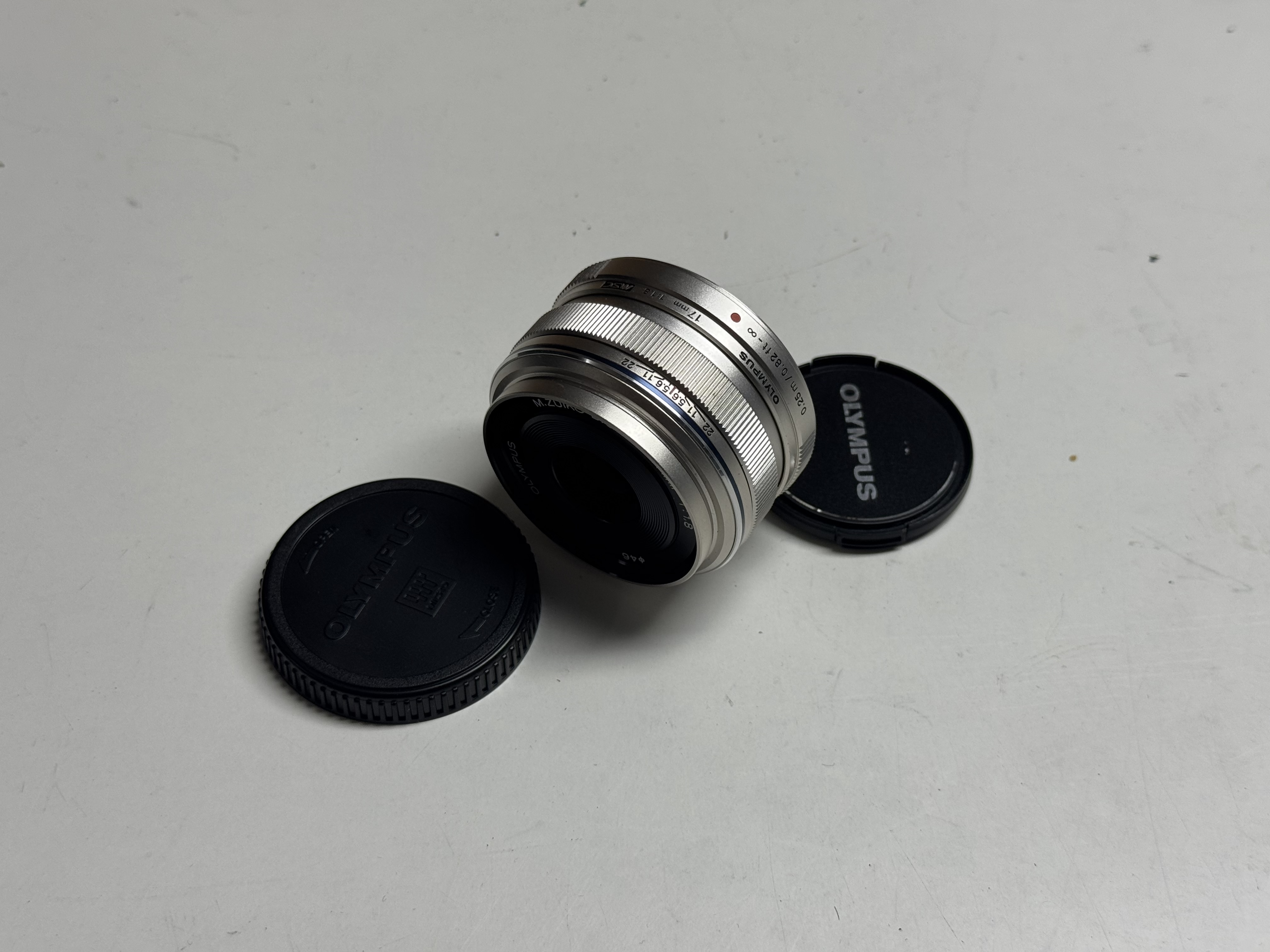 Olympus M.ZUIKO DIGITAL 17mm 1:1.8 silber MFT